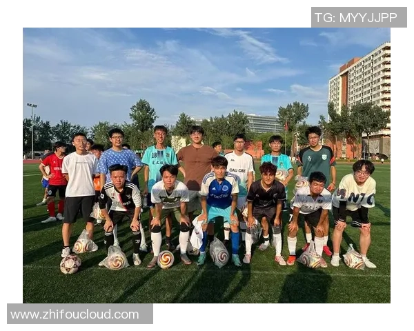 在繁华大街上我化身足球明星尽情展现梦想与激情